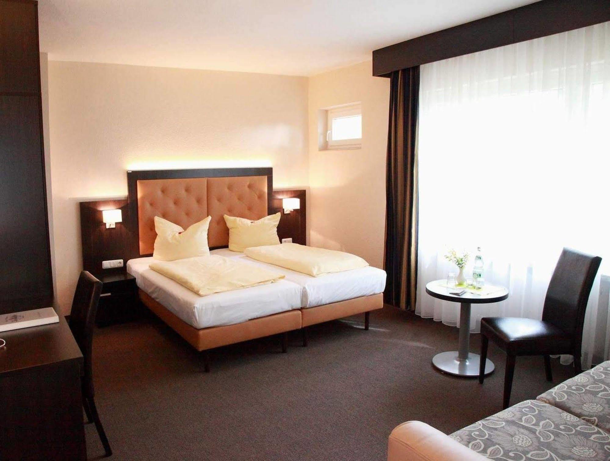 Hotel Zur Heidebluete Hambuhren Екстер'єр фото
