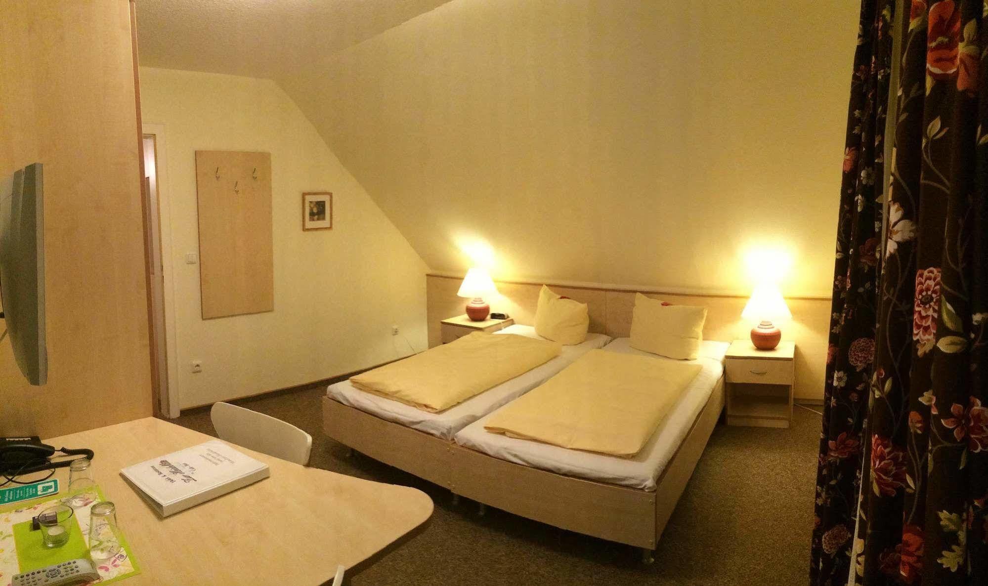 Hotel Zur Heidebluete Hambuhren Екстер'єр фото