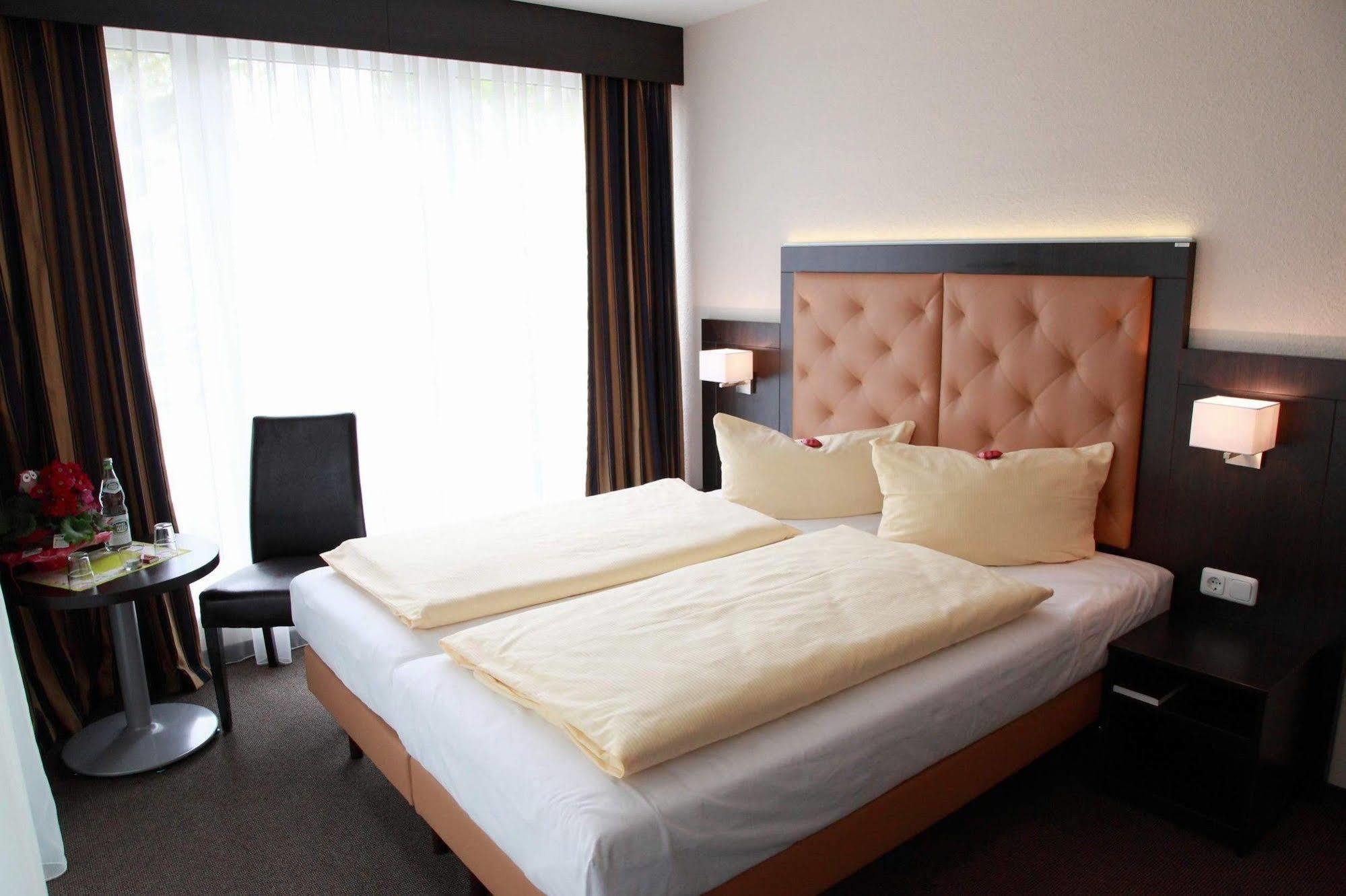 Hotel Zur Heidebluete Hambuhren Екстер'єр фото