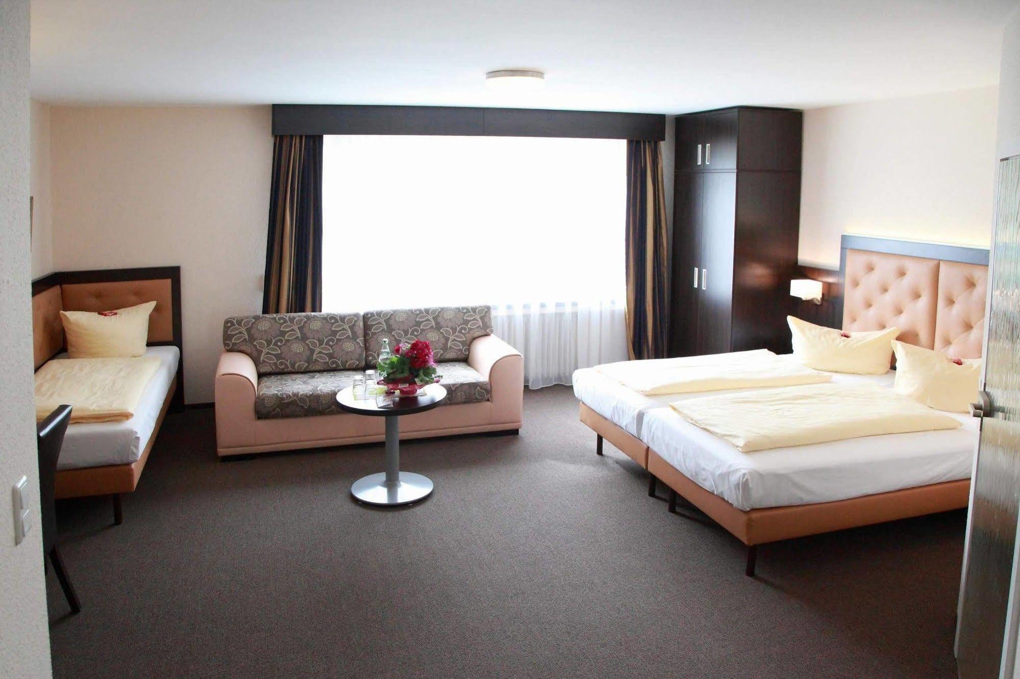 Hotel Zur Heidebluete Hambuhren Екстер'єр фото