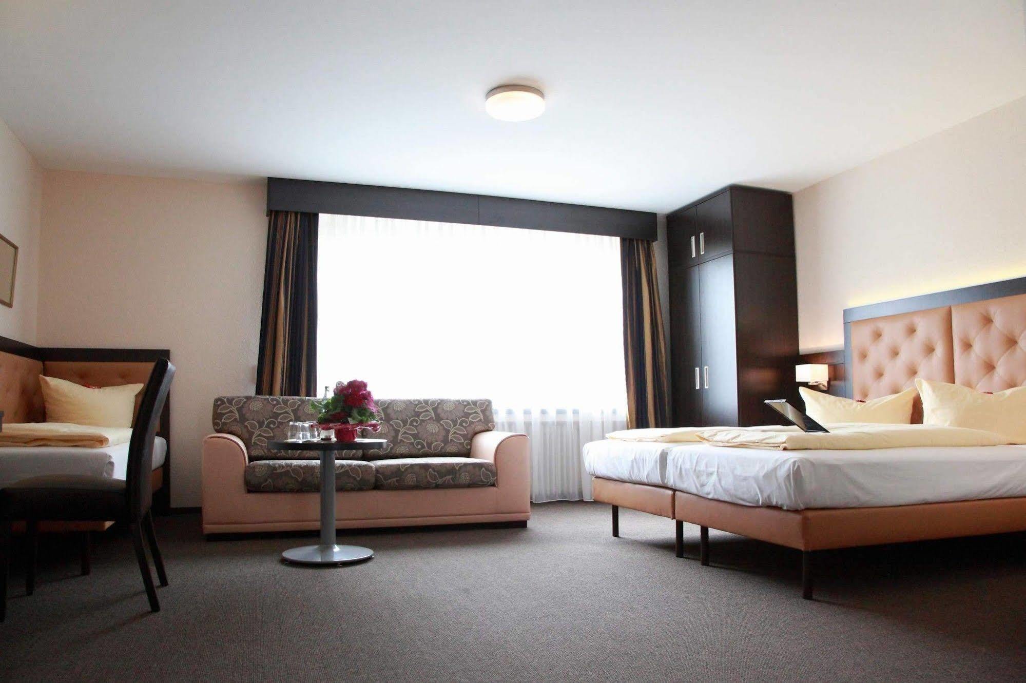 Hotel Zur Heidebluete Hambuhren Екстер'єр фото